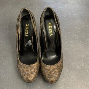 Cheetah sparkly Guess pumps 6 1/2